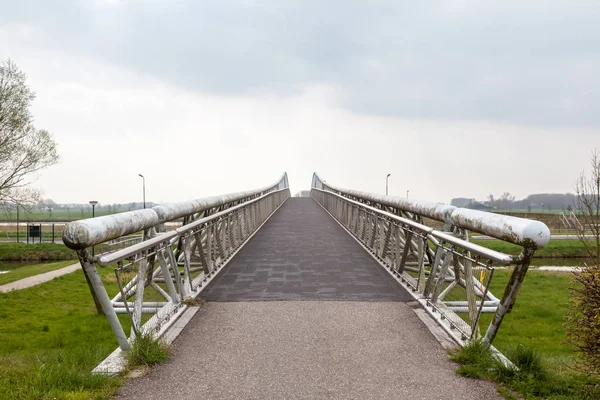 kentin eteklerinde bu bisiklet köprü meşgul otoyol üzerinde çalışır.