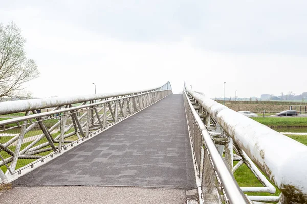Окраине Города Велосипедный Мост Проходит Оживленной Автомагистрали — стоковое фото