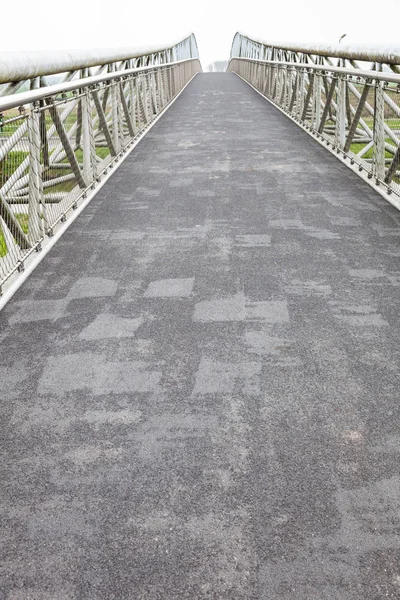 Las Afueras Ciudad Este Puente Para Bicicletas Pasa Por Una —  Fotos de Stock