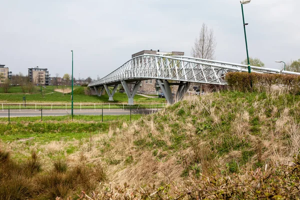 Kentin Eteklerinde Bisiklet Köprü Meşgul Otoyol Üzerinde Çalışır — Stok fotoğraf