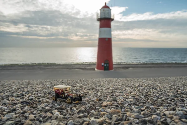 Une Voiture Miniature Sur Côte Néerlandaise Par Une Journée Ensoleillée — Photo