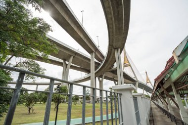 Çok güzel bir Bhumibol köprü Tayland başkentinde bulunan
