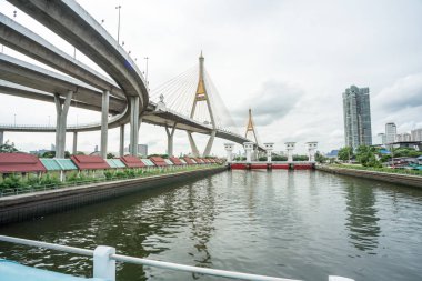 Çok güzel bir Bhumibol köprü Tayland whit kilit su başkentinde bulunan