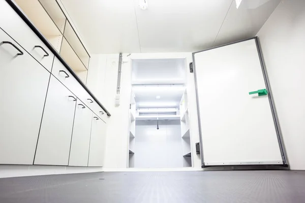 Refrigerador Vazio Sala Industrial Com Quatro Ventiladores — Fotografia de Stock