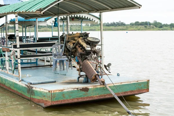 Auf Einem Offenen Teich Steht Ein Touristenboot Mit Einem Großen — Stockfoto