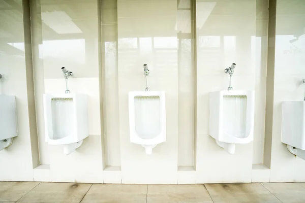 Zijn Mannen Toiletten Buiten Een Warm Land — Stockfoto