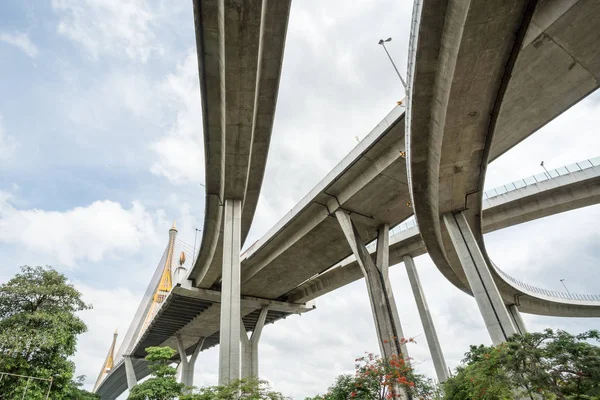 Çok güzel bir Bhumibol köprü Tayland başkentinde bulunan