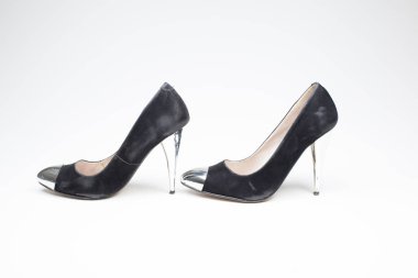 yüksek topuklar üzerinde beyaz bir arka plan üzerinde siyah yaşlı bayanlar ayakkabı