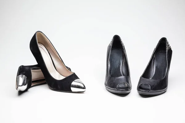 白い背景の上のハイヒールに黒の古い女性靴 — ストック写真