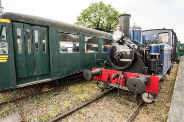 Eski bir istasyonunda eski buharlı tren yoktur