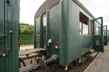 Eski bir tren istasyonunda eski bir buharlı tren yoktur