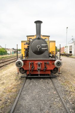 yolda eski bir buharlı tren onun sürüş için bekliyor