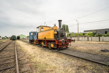 yolda eski bir buharlı tren onun sürüş için bekliyor
