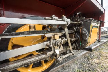 Eski bir istasyon var onun yolcu için bekleyen bir buhar trien