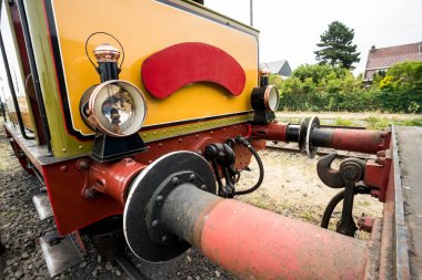 Eski bir tren istasyonunda büyük bir kandil önünde onun baca ile eski bir buharlı tren yoktur