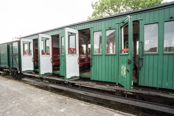 Einem Alten Bahnhof Steht Ein Alter Zug — Stockfoto