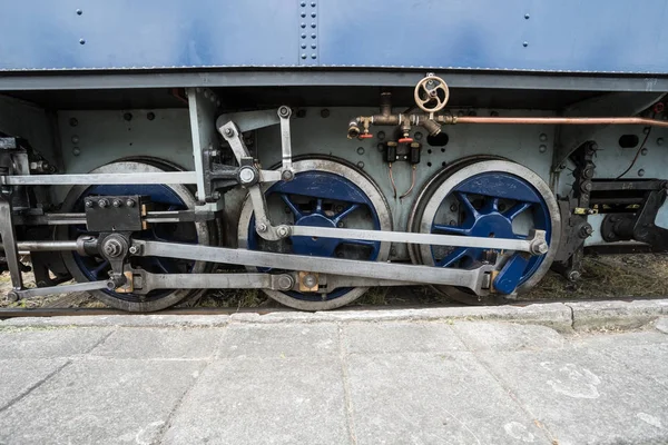 Eski bir istasyon var onun yolcu için bekleyen bir buhar trien