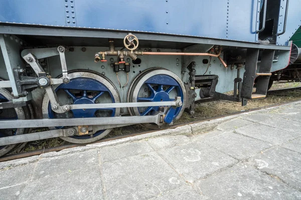 Eski bir istasyon var onun yolcu için bekleyen bir buhar trien