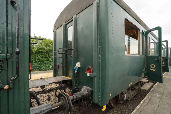 Eski bir tren istasyonunda eski bir buharlı tren yoktur