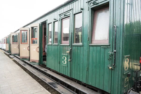 Einem Alten Bahnhof Steht Ein Alter Zug — Stockfoto