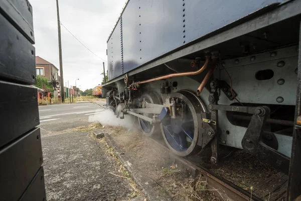 Eski bir istasyon var onun yolcu için bekleyen bir buhar trien
