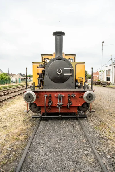 yolda eski bir buharlı tren onun sürüş için bekliyor