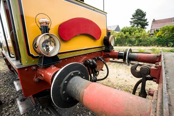 Eski bir tren istasyonunda büyük bir kandil önünde onun baca ile eski bir buharlı tren yoktur