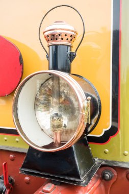 Eski bir tren istasyonunda büyük bir kandil önünde onun baca ile eski bir buharlı tren yoktur