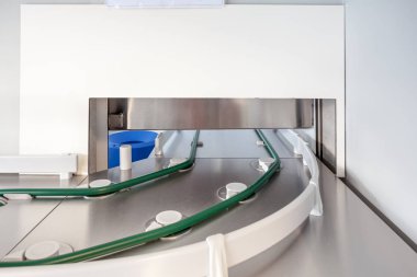 restoranda bir binada bu takas konveyör bant bir kapak ile mutfakta