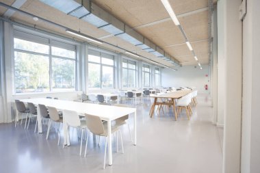bir restoran yemekleri masa ve sandalyeler ile kullanım için açık bir alan bulunmaktadır