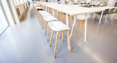 bir restoran yemekleri masa ve sandalyeler ile kullanım için açık bir alan bulunmaktadır