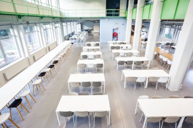 bir restoran yemekleri masa ve sandalyeler ile kullanım için açık bir alan bulunmaktadır