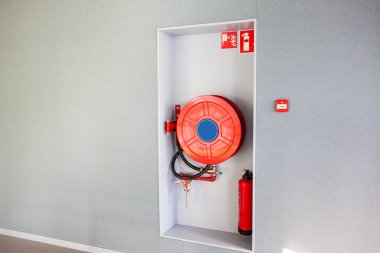 güzel bir bina koridorda bir yangın hortumu var