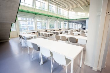 bir restoran yemekleri masa ve sandalyeler ile kullanım için açık bir alan bulunmaktadır
