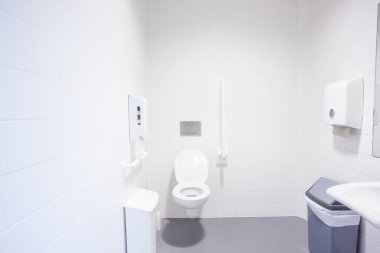 Geniş bir binada umumi tuvaletler