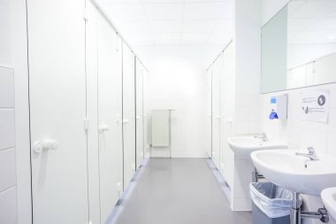 Genel bir binada tuvalet whit lavabo womans vardır