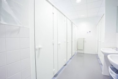 Genel bir binada tuvalet whit lavabo womans vardır