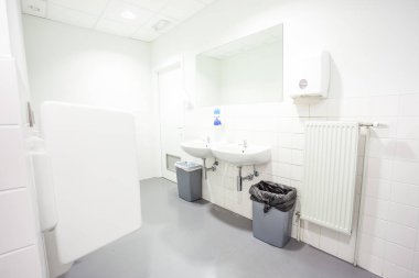 pisuar ve lavabo sadece erkekler için eski bir binada