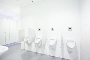 pisuar ve tuvalet kapıları sadece erkekler için eski bir binada