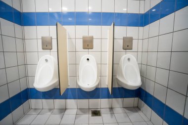 Sadece erkekler için eski bir binada pisuarlar
