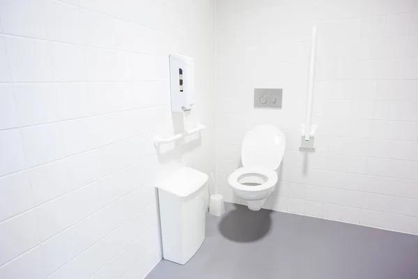 大型建筑物中的公共残疾厕所 — 图库照片