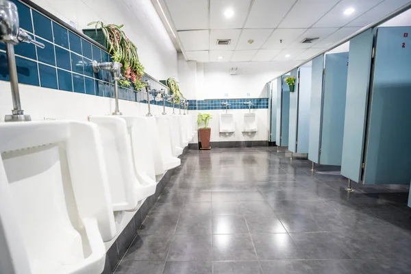 Urinoirs Portes Toilettes Dans Vieil Immeuble Réservé Aux Hommes — Photo