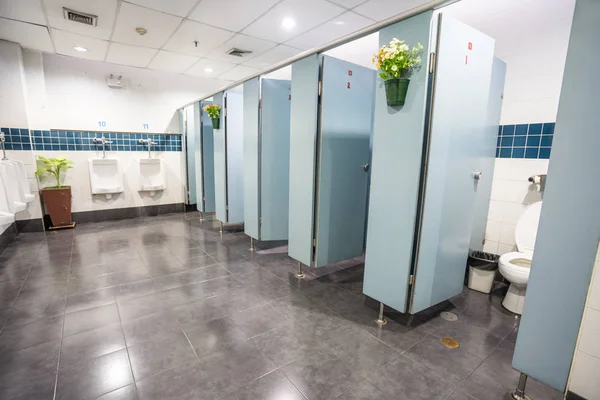 小便器と男性用だけ古い建物でトイレのドア — ストック写真