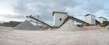 bir dağ kum beton fabrikada yatıyor nerede ve kum taşıma için bir konveyör bant