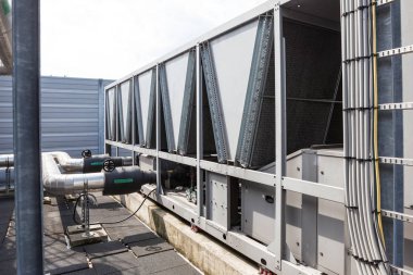 bir düz çatı orada büyük bir bina üzerinde Klima Soğutma