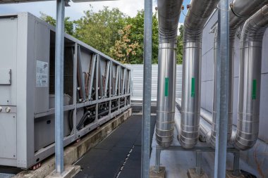 bir düz çatı orada büyük bir bina üzerinde Klima Soğutma