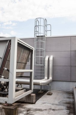bir düz çatı orada büyük bir bina üzerinde Klima Soğutma