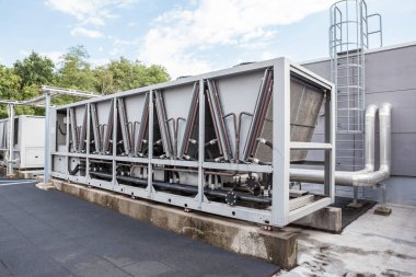 bir düz çatı orada büyük bir bina üzerinde Klima Soğutma