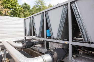 bir düz çatı orada büyük bir bina üzerinde Klima Soğutma