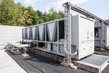 bir düz çatı orada büyük bir bina üzerinde Klima Soğutma